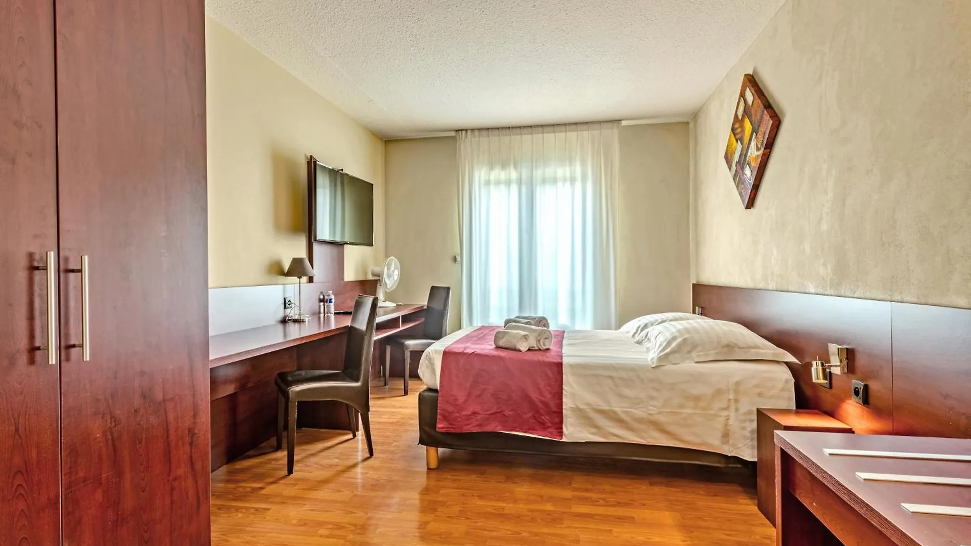 Logis Hotel Center Brest 3*,  France